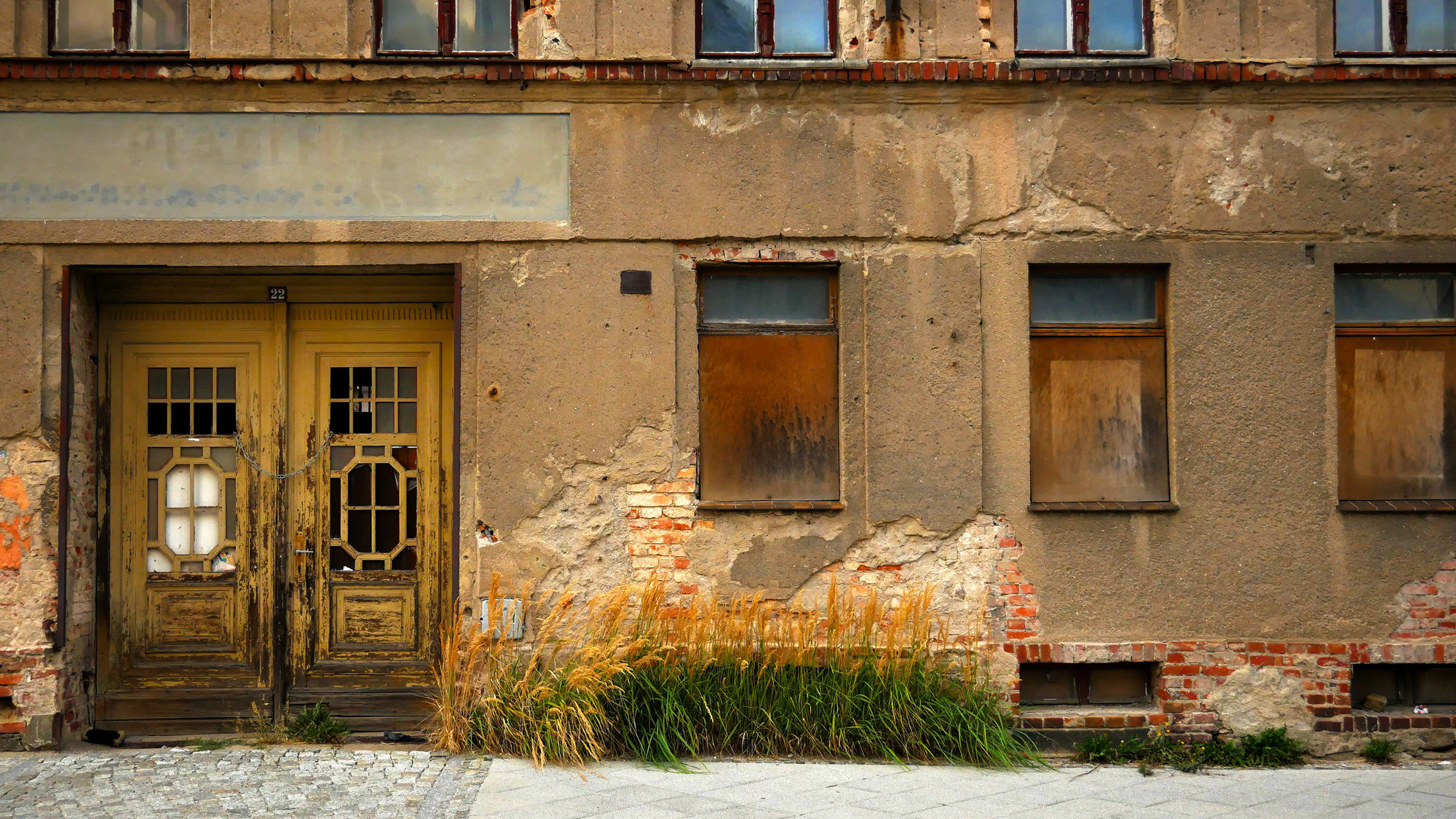 Ein Text mit dem Namen: Die Farbe Braun. Das Bild zeigt eine braune Häuserwand in Görlitz.